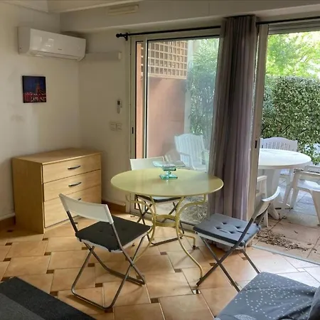 Climatise 2 Personnes Avec Terrasse Et Piscine Appartement